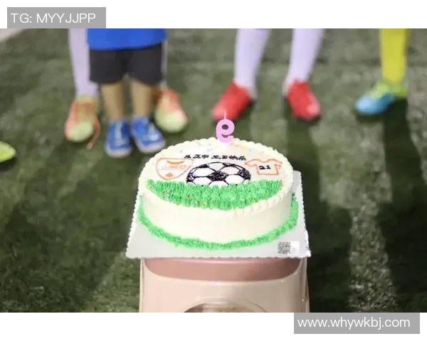 足球男孩的梦想蛋糕盛宴为他带来无尽欢笑与快乐时光